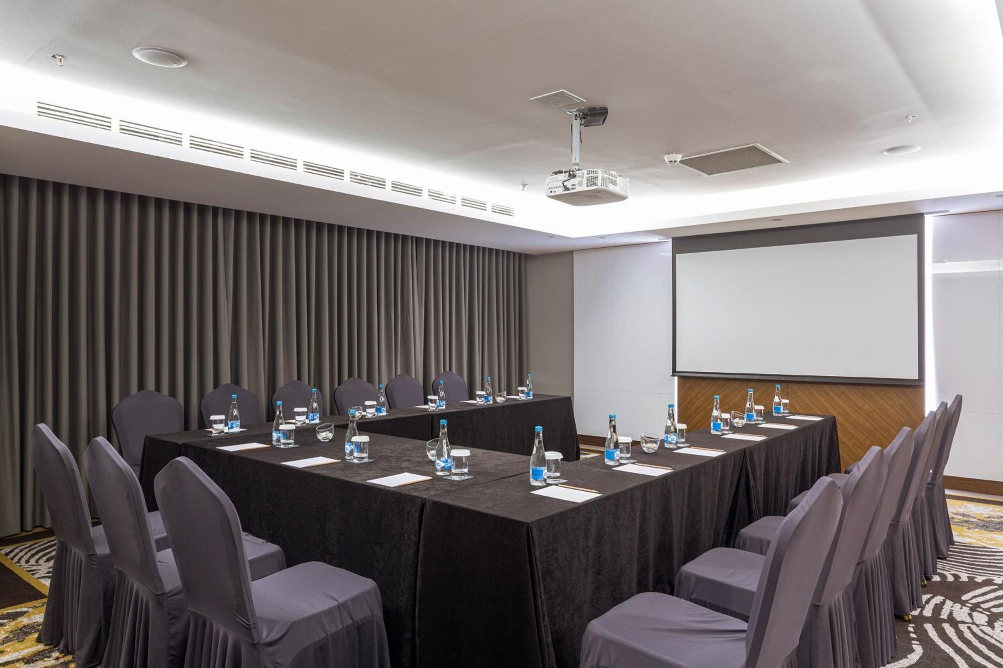 Sheraton Bishkek Exterior foto